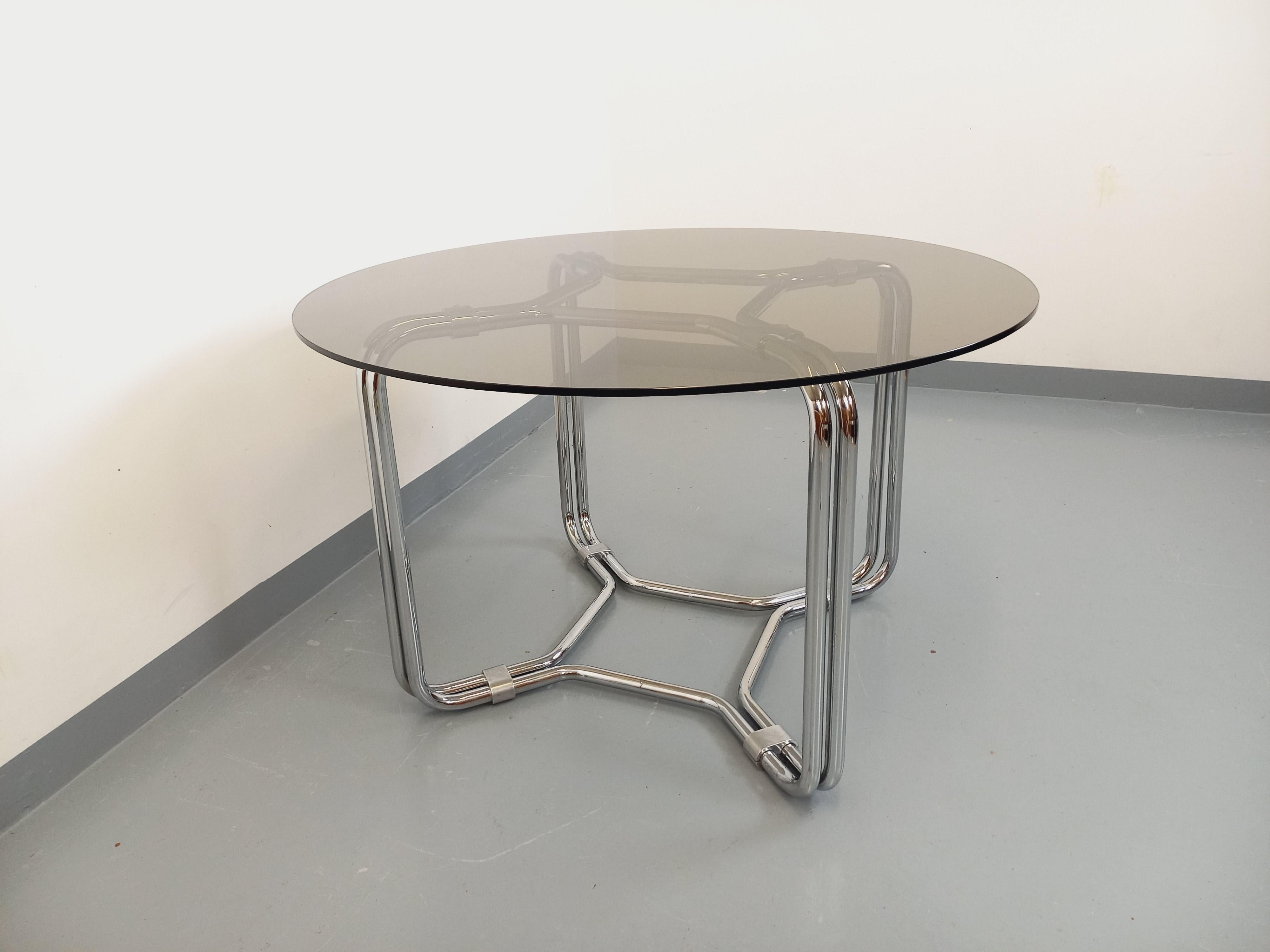 italien Table ronde de repas vintage en verre fumé et métal chromé style A Space en vente