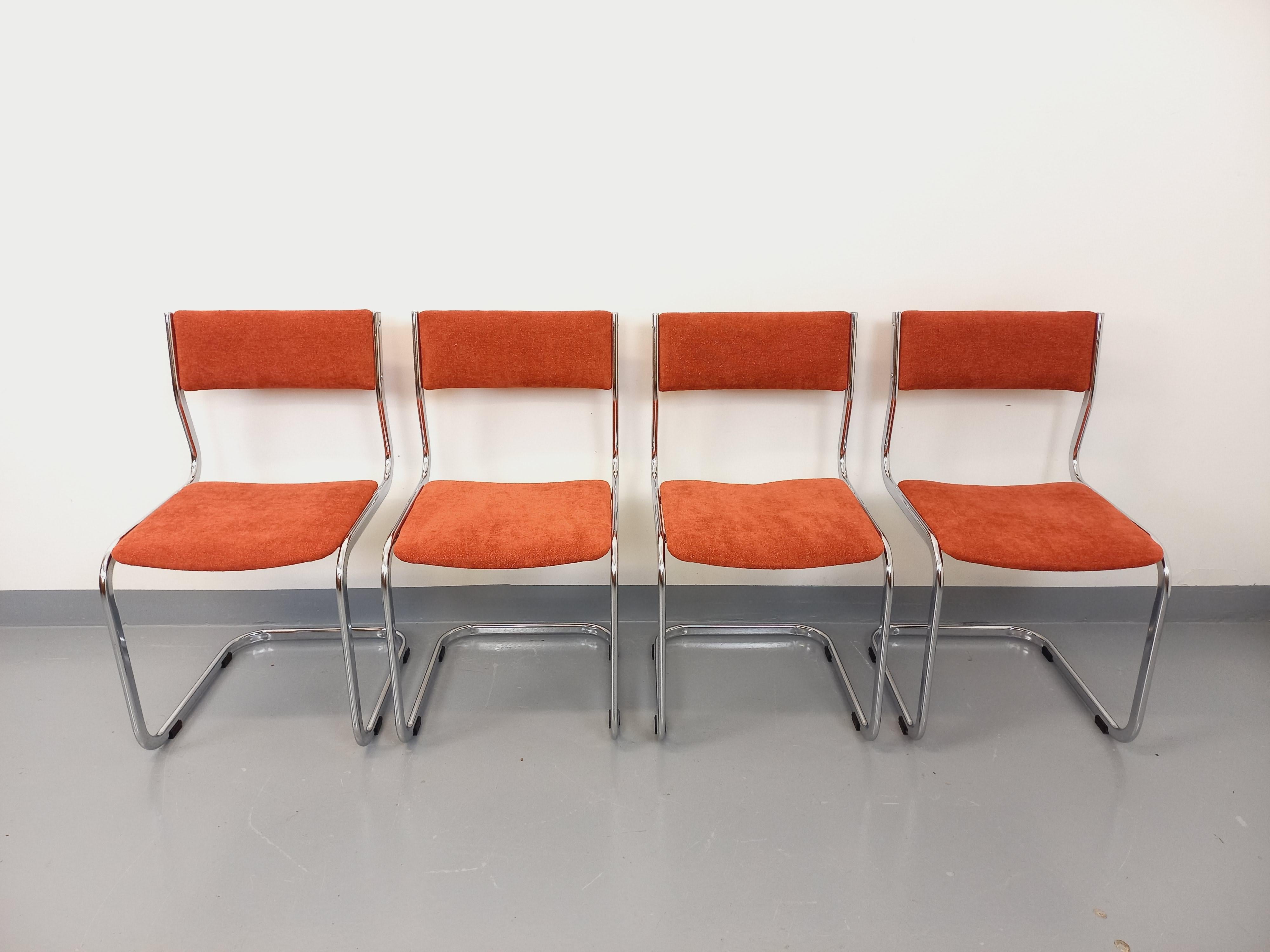 4 chaises luge vintage degli anni '70, in métal chromé design dans le style de Marcel Breuer, assises et dossiers en tissu velours rouge brique, structure et piétement en métal chromé tubulaire, confort ferme, très bon état.
Rif. 250 627
Altezza: 82