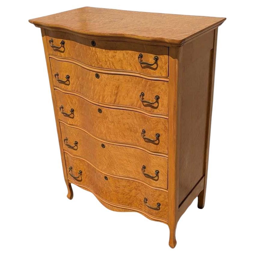 Commode ancienne en érable moucheté, façade incurvée,  Finition chaude, A.I.C., c. 1900s