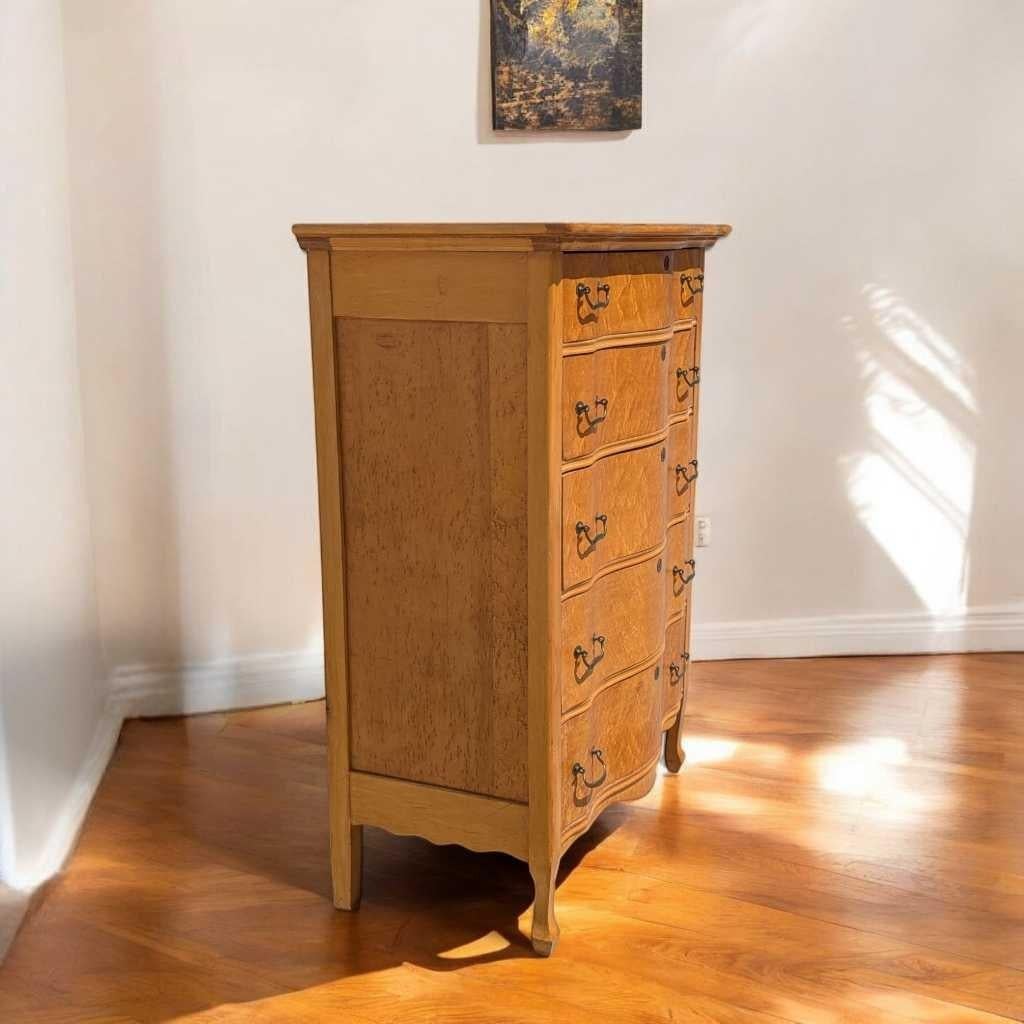 Classique américain Commode ancienne en érable moucheté, façade incurvée,  Finition chaude, A.I.C., c. 1900s en vente