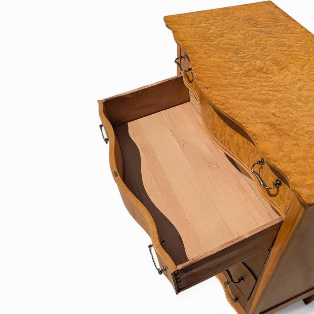 Commode ancienne en érable moucheté, façade incurvée,  Finition chaude, A.I.C., c. 1900s en vente 3