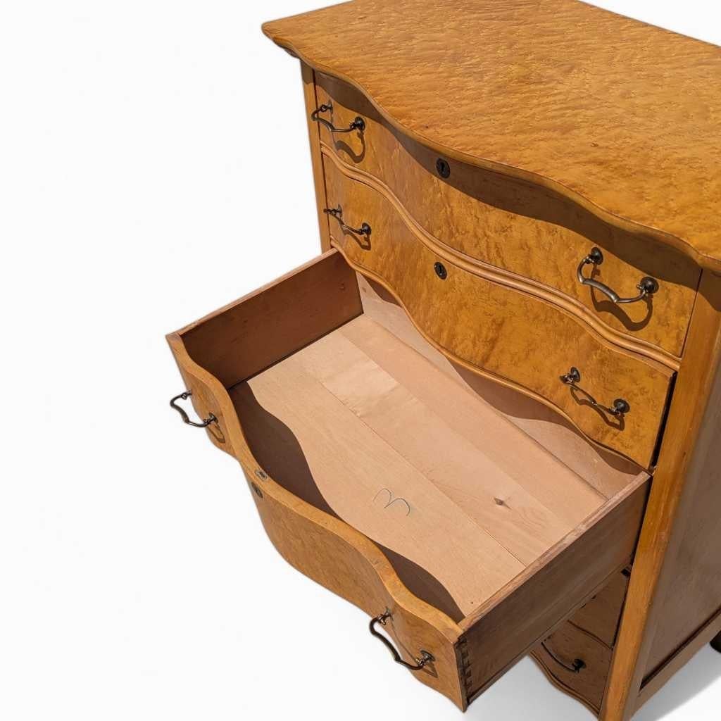 Commode ancienne en érable moucheté, façade incurvée,  Finition chaude, A.I.C., c. 1900s en vente 4