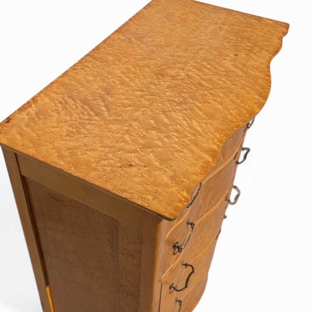 Fait main Commode ancienne en érable moucheté, façade incurvée,  Finition chaude, A.I.C., c. 1900s en vente