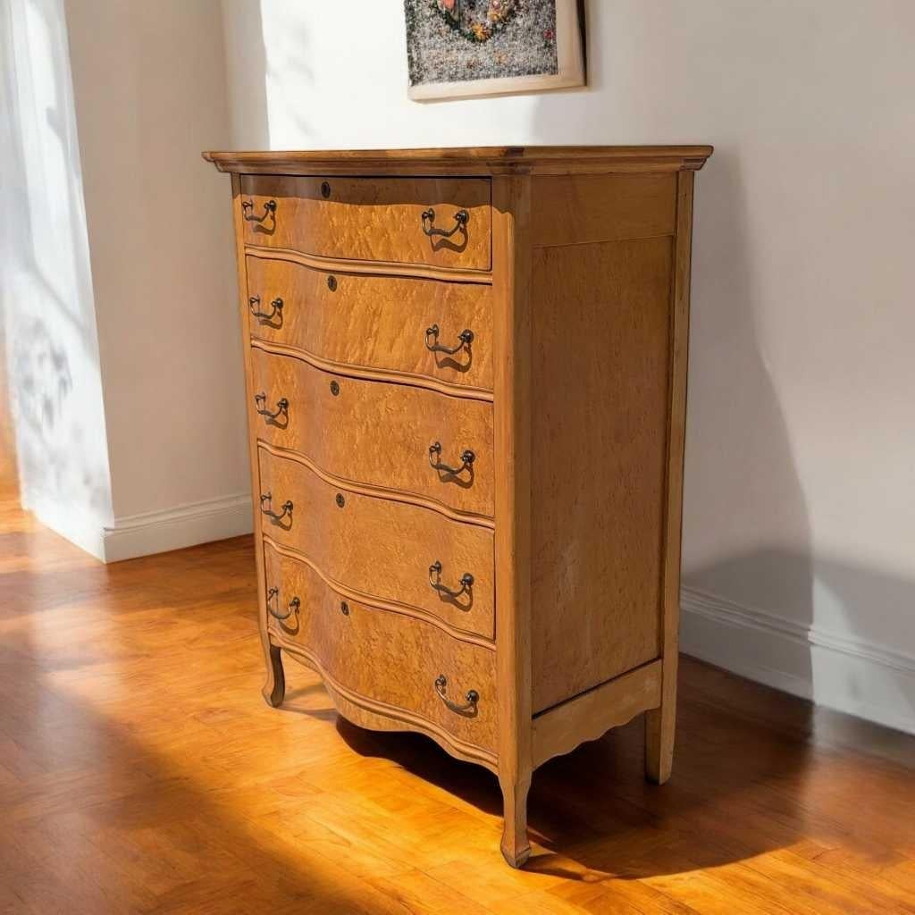 Américain Commode ancienne en érable moucheté, façade incurvée,  Finition chaude, A.I.C., c. 1900s en vente