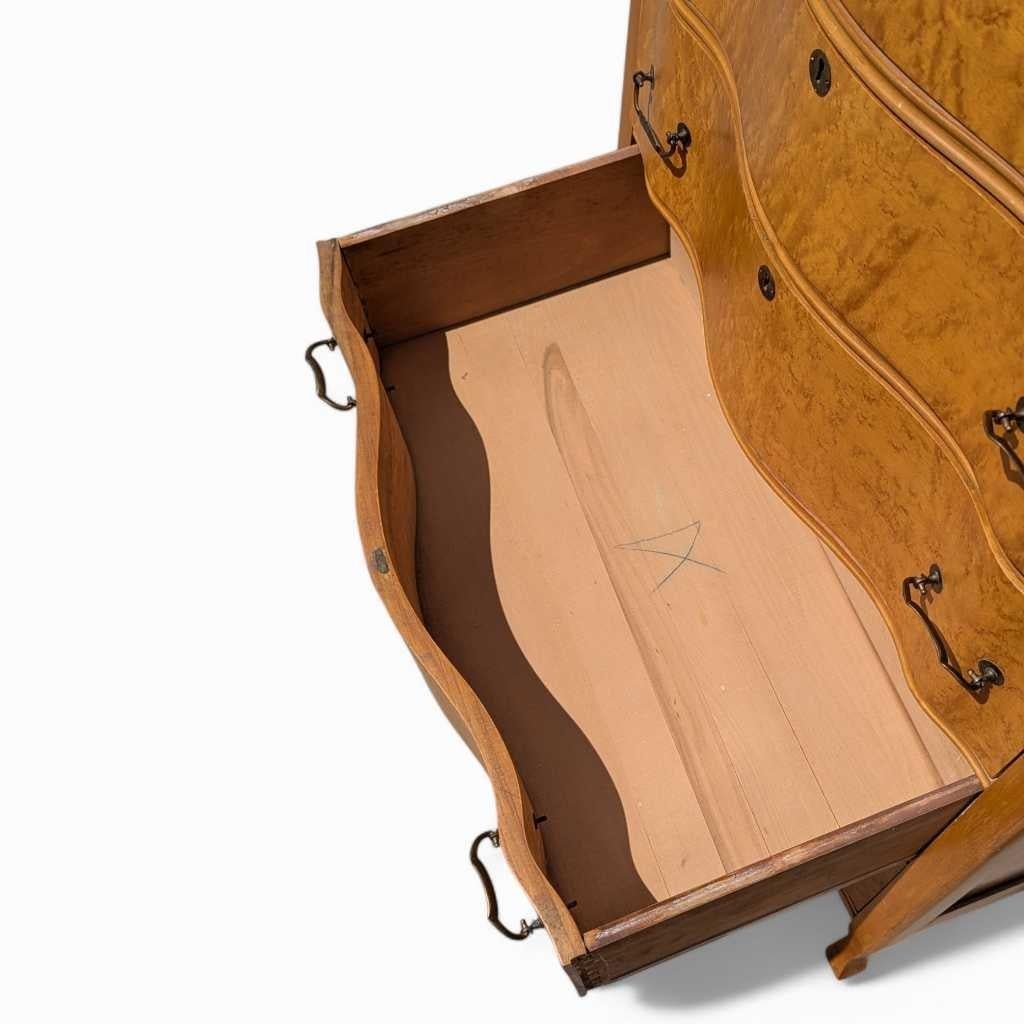Commode ancienne en érable moucheté, façade incurvée,  Finition chaude, A.I.C., c. 1900s en vente 6