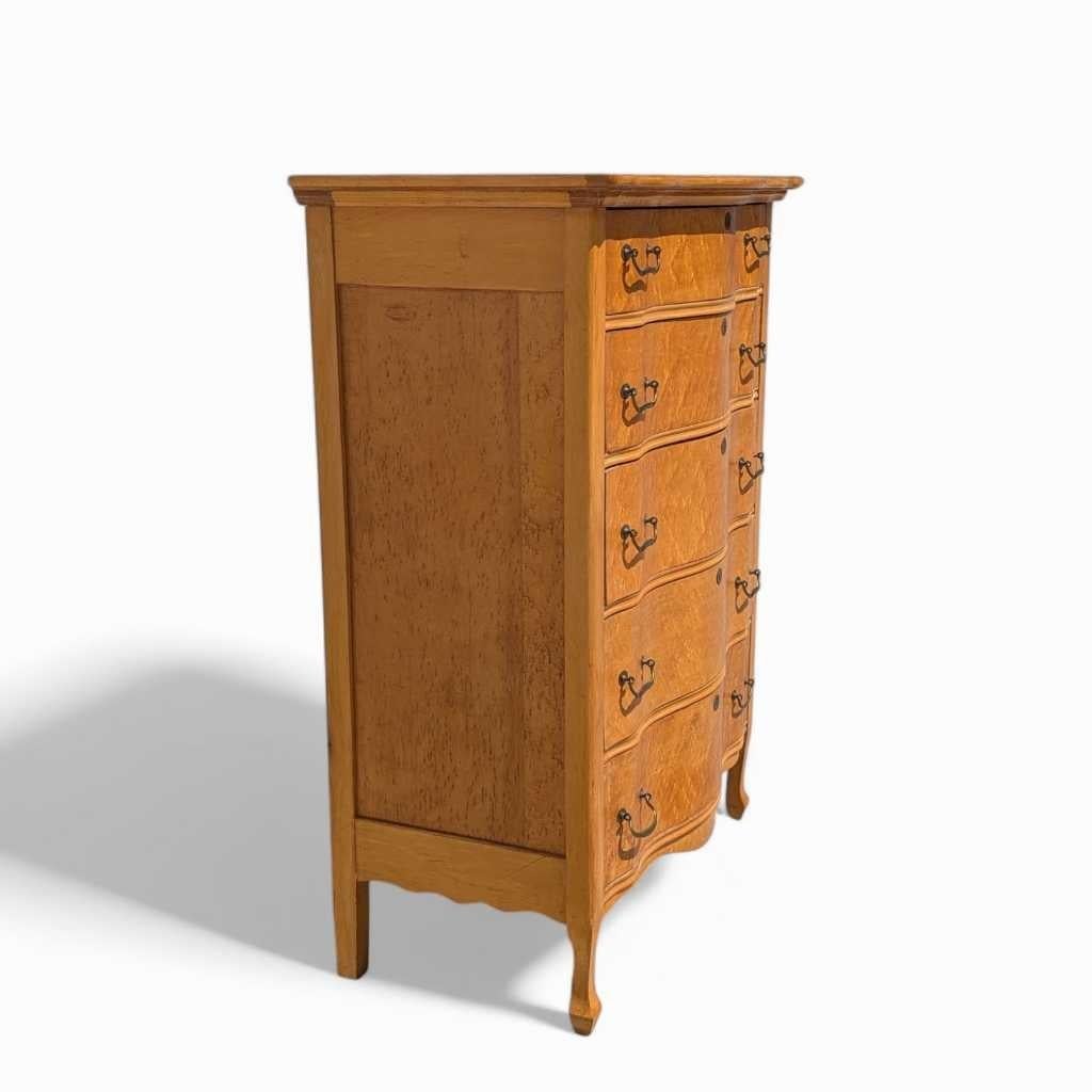 Commode ancienne en érable moucheté, façade incurvée,  Finition chaude, A.I.C., c. 1900s en vente 7