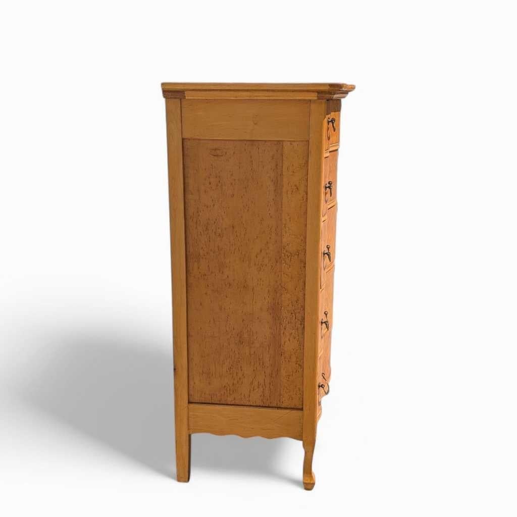 Érable piqué Commode ancienne en érable moucheté, façade incurvée,  Finition chaude, A.I.C., c. 1900s en vente