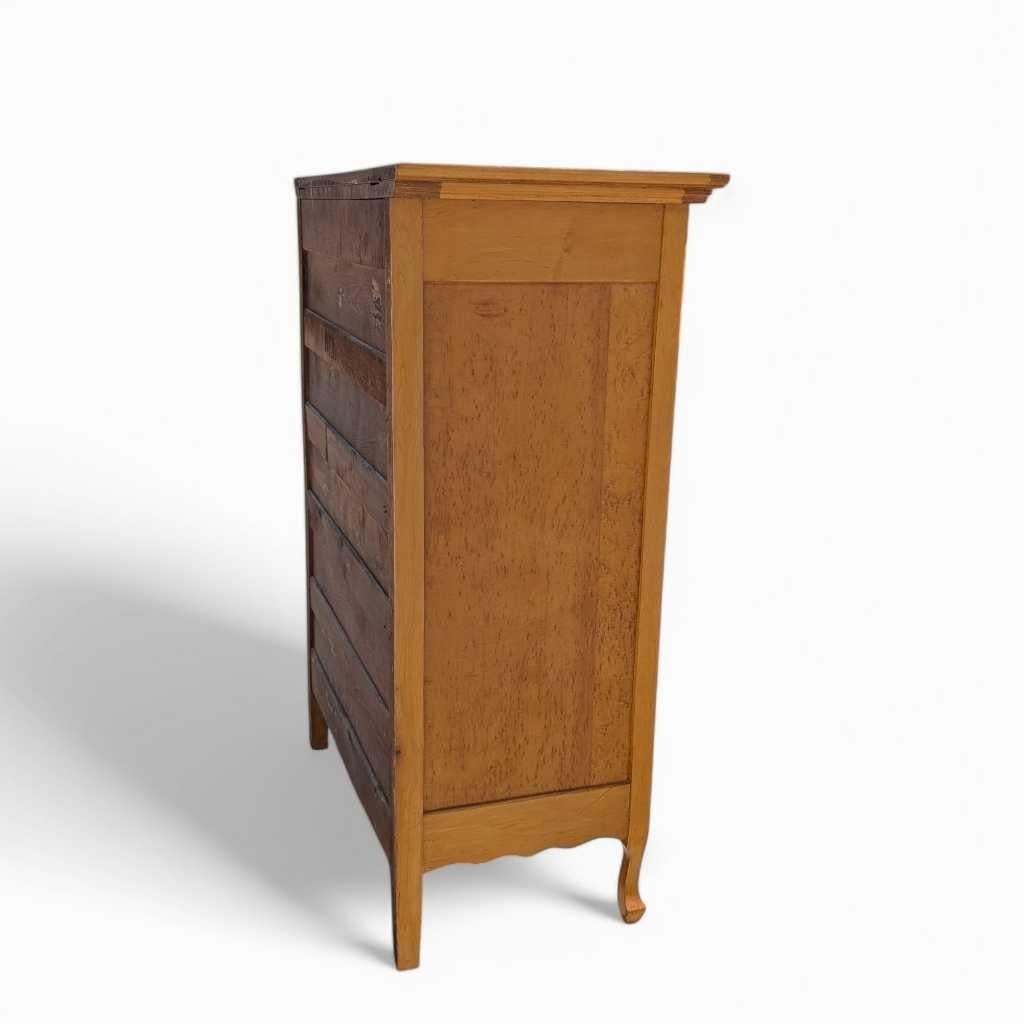 Commode ancienne en érable moucheté, façade incurvée,  Finition chaude, A.I.C., c. 1900s en vente 10