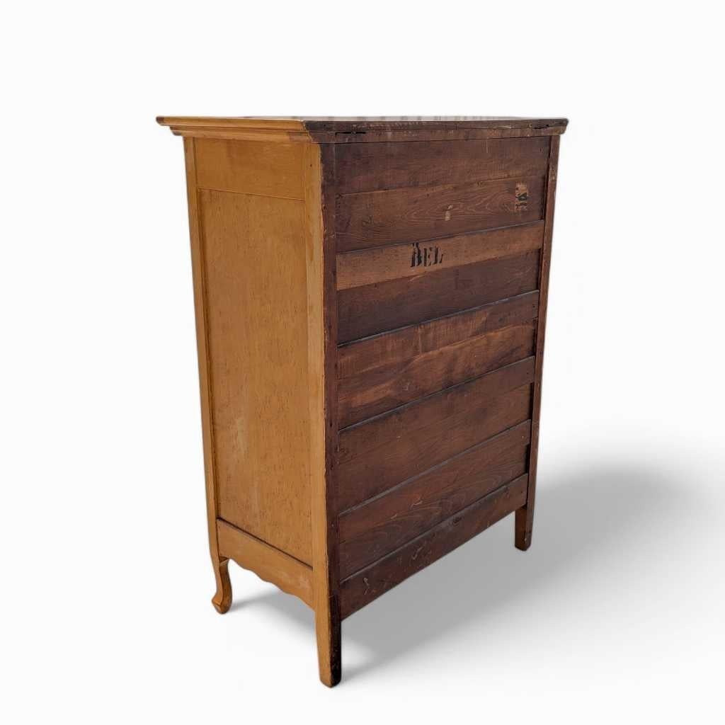 Commode ancienne en érable moucheté, façade incurvée,  Finition chaude, A.I.C., c. 1900s en vente 9