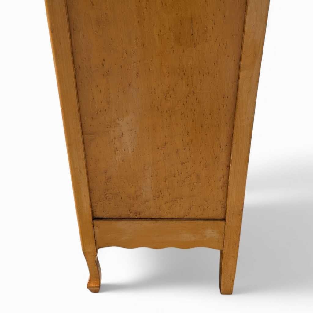 20ième siècle Commode ancienne en érable moucheté, façade incurvée,  Finition chaude, A.I.C., c. 1900s en vente