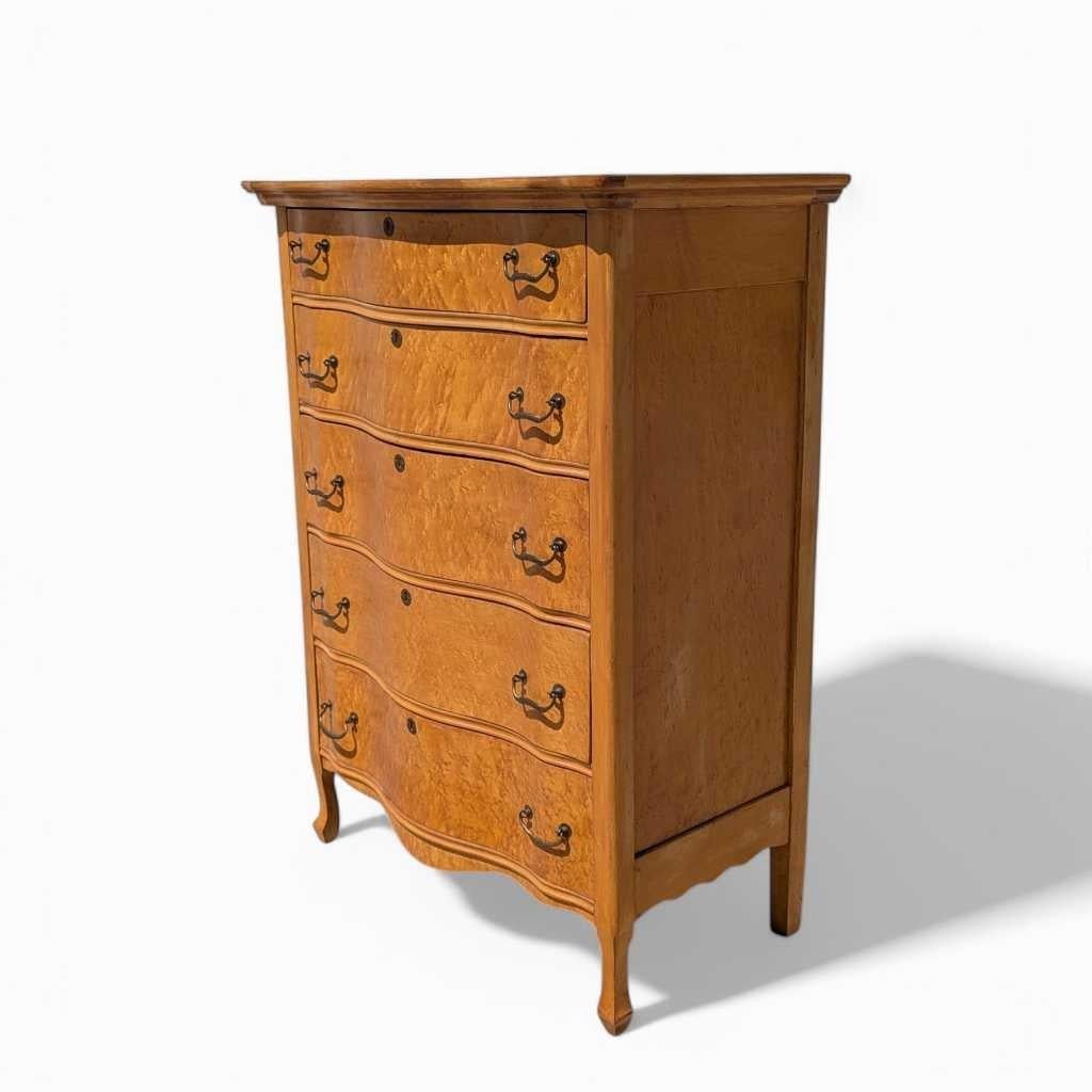 Commode ancienne en érable moucheté, façade incurvée,  Finition chaude, A.I.C., c. 1900s en vente 11