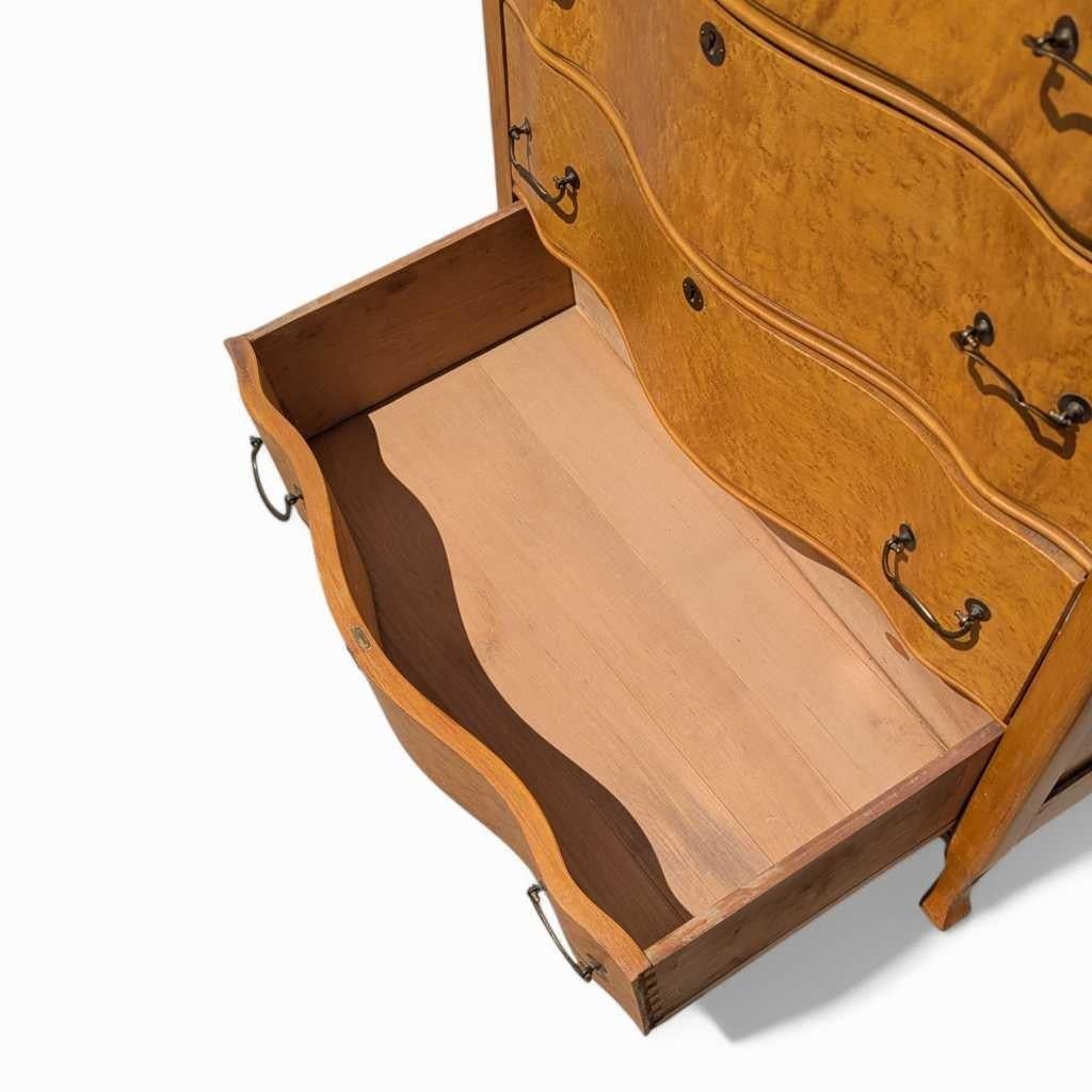 Commode ancienne en érable moucheté, façade incurvée,  Finition chaude, A.I.C., c. 1900s en vente 5