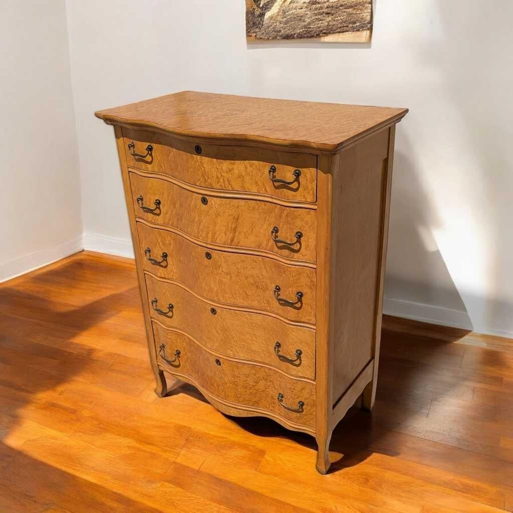 Commode ancienne en érable moucheté, façade incurvée,  Finition chaude, A.I.C., c. 1900s en vente 8