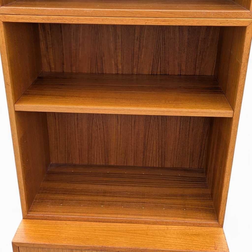 MCM Modular Upright Bookcase, Teak, Warm Finish, Denmark, c. 1960s For Sale 10