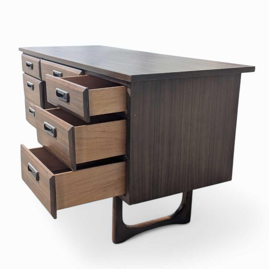 Scrivania di metà secolo con piano in laminato e base in Wood, Stati Uniti, 1960 ca. in vendita 1