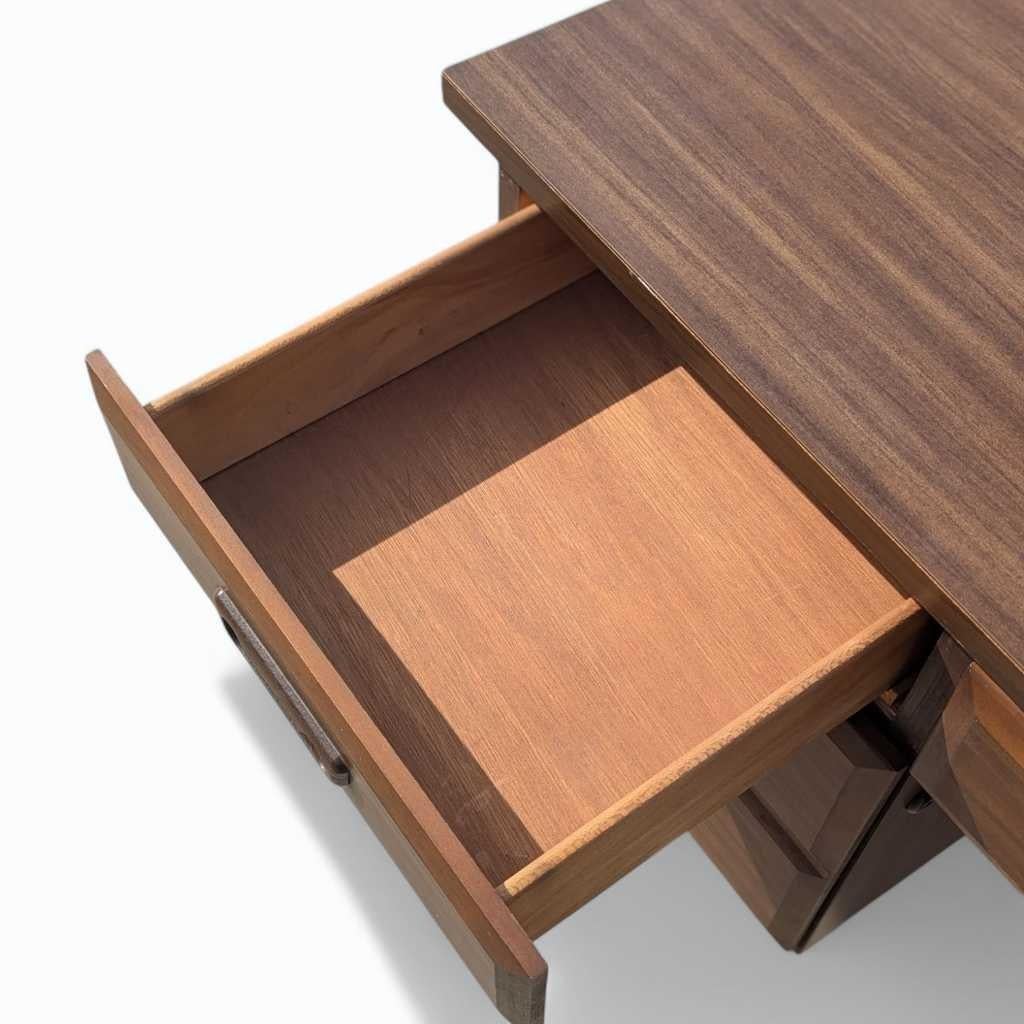 Scrivania di metà secolo con piano in laminato e base in Wood, Stati Uniti, 1960 ca. in vendita 7