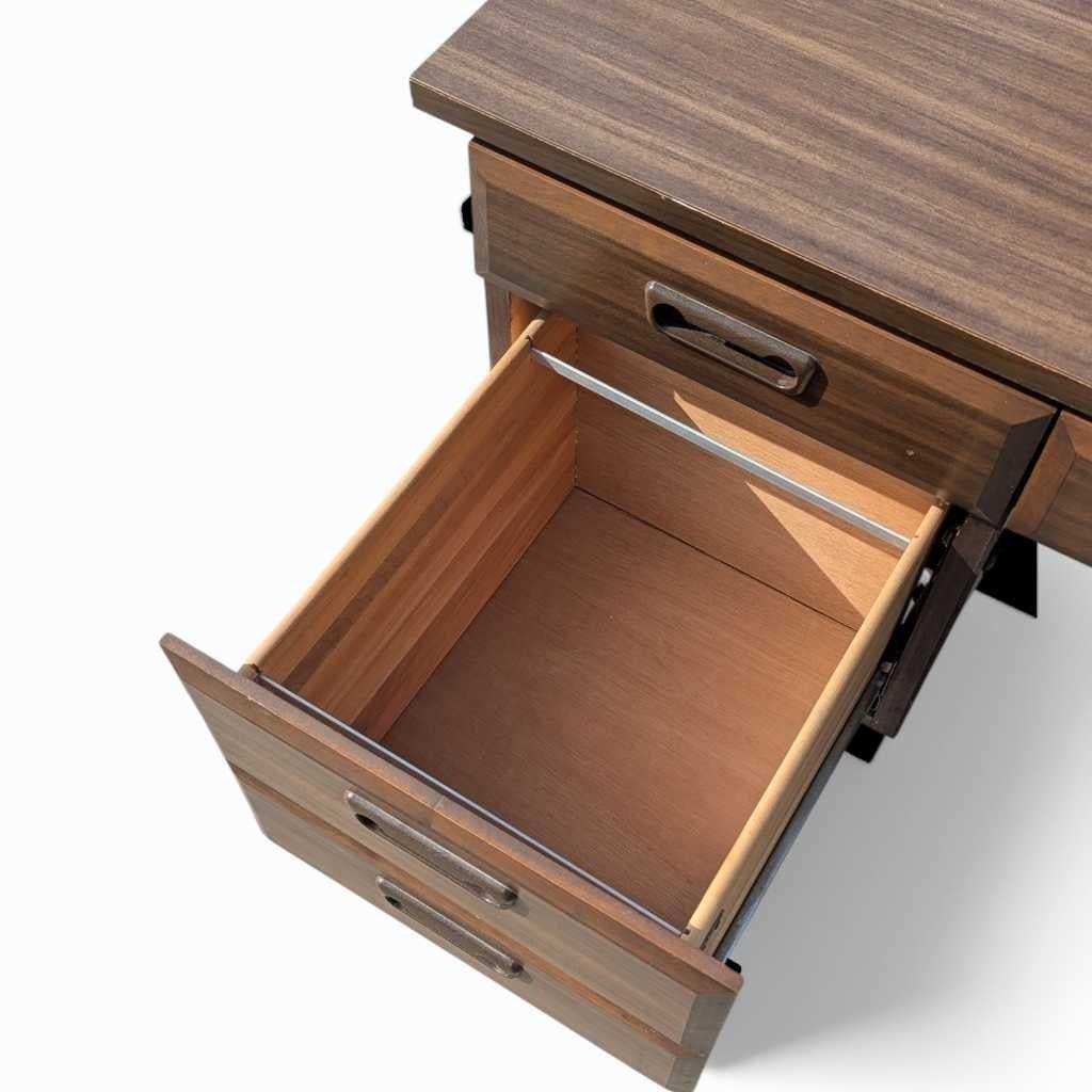 Scrivania di metà secolo con piano in laminato e base in Wood, Stati Uniti, 1960 ca. in vendita 10