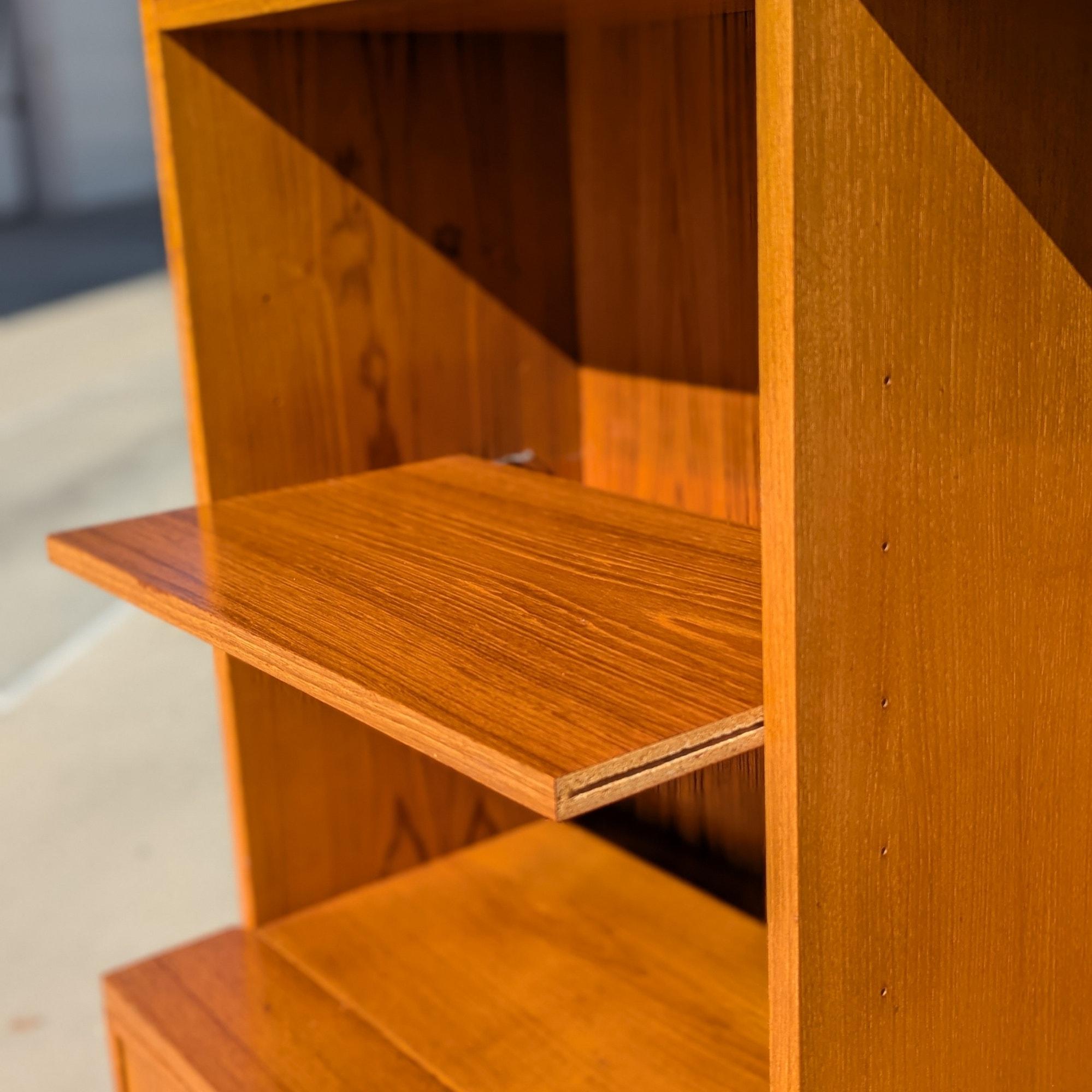 Libreria e mobile a parete in teak, impiallacciatura di teak, finitura calda, Danimarca, 1960 ca. in vendita 2