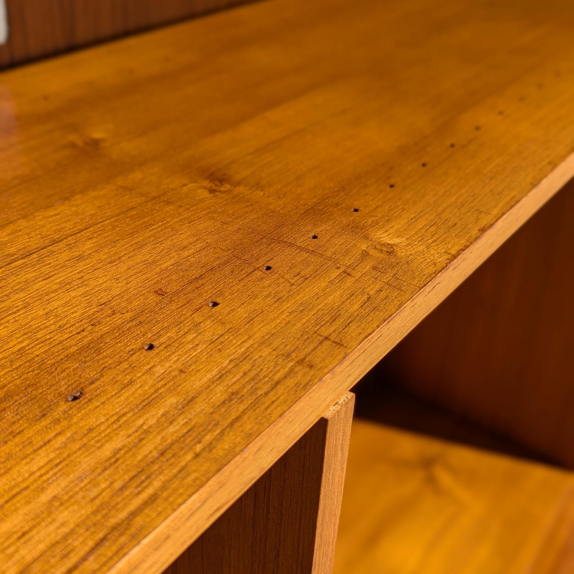 Impiallacciato Libreria e mobile a parete in teak, impiallacciatura di teak, finitura calda, Danimarca, 1960 ca. in vendita