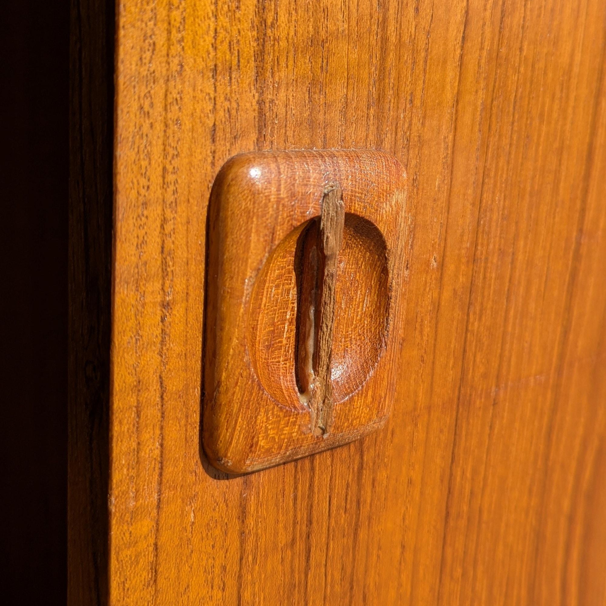 Danese Libreria e mobile a parete in teak, impiallacciatura di teak, finitura calda, Danimarca, 1960 ca. in vendita