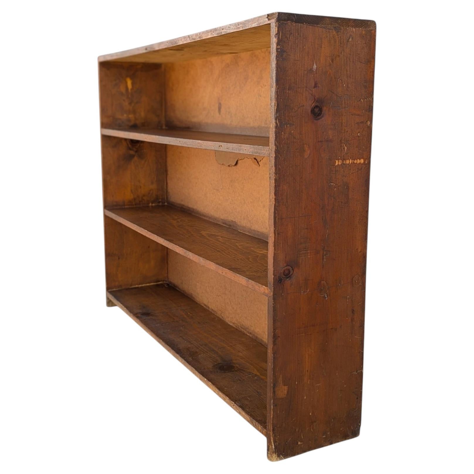 Bibliothèque basse rustique en bois, de style primitif, fin du XXe siècle en vente