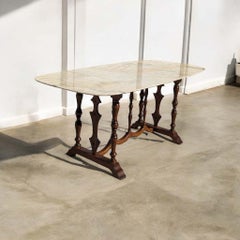 Mesa de comedor ovalada de estilo italiano con tablero de mármol y base de madera torneada