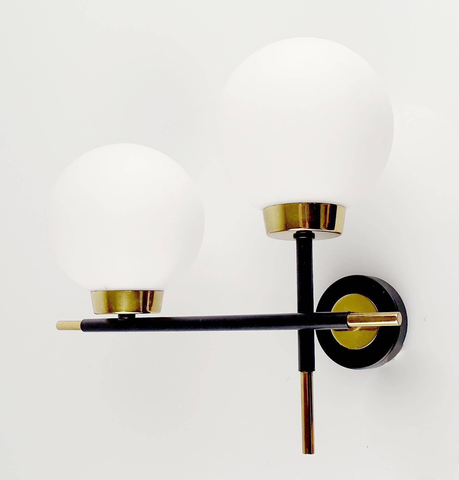 Pair Stilnovo Glass Sconces Brass Wall Fixtures Modernist Italian Design In Excellent Condition In Bremen, DE