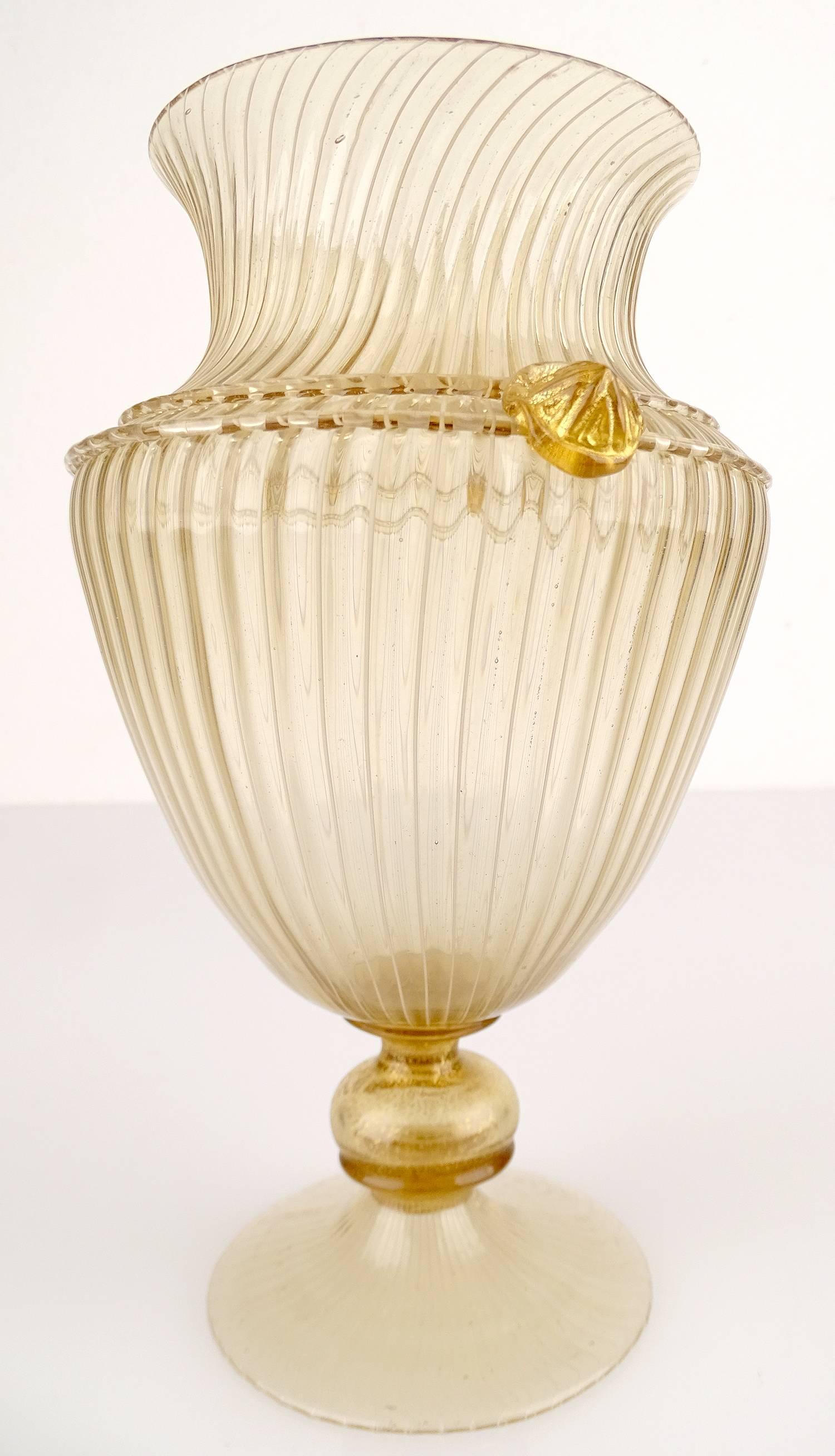 Mid-Century barovier tosso Murano glass and gold powder vase, early 1950s amphora design inspired from the roman antique, Amphora shape with gold sprinkled cabochons and base, very delicate Italian masterpiece

.