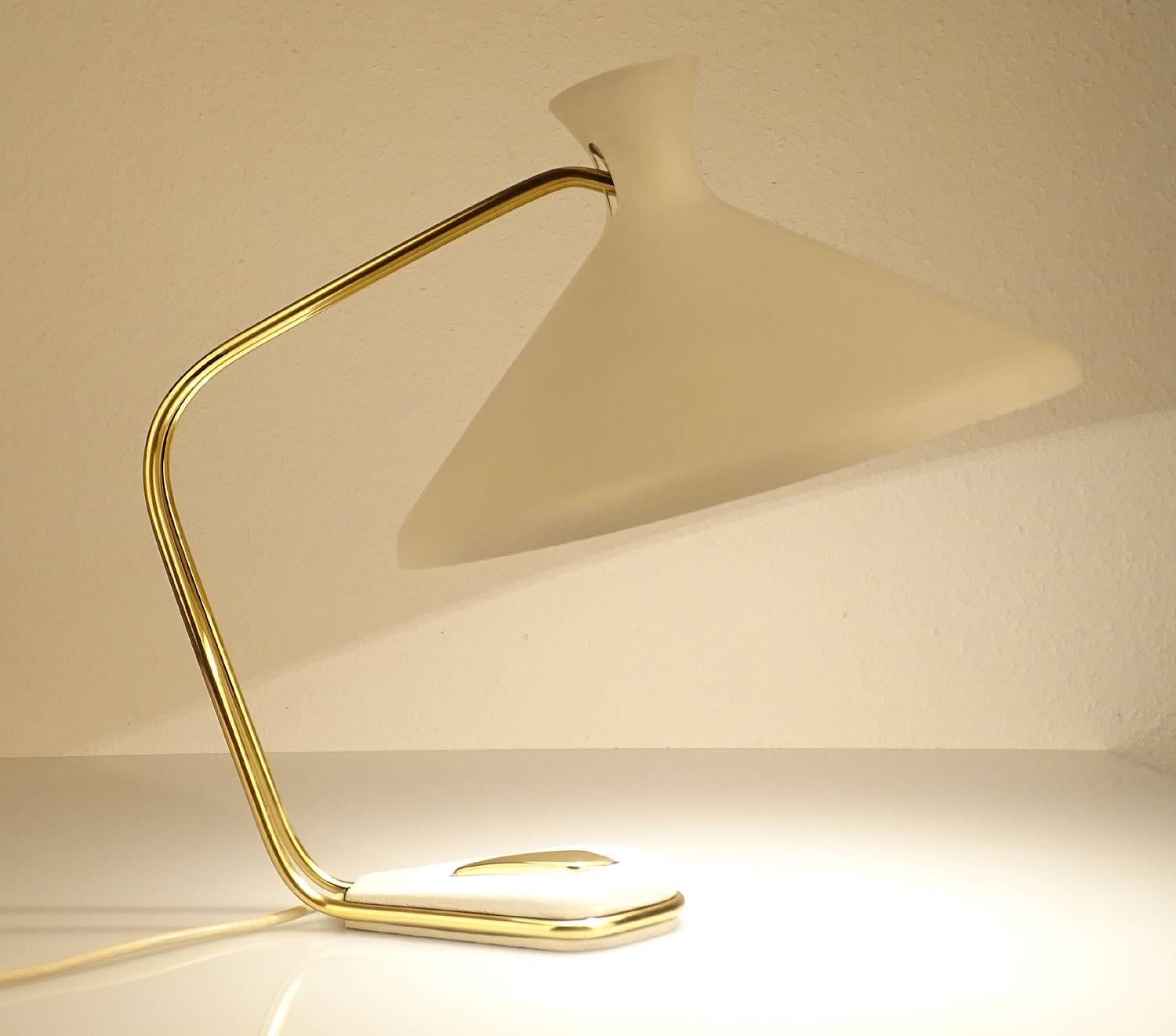 Large Mid-Century desk lamp, origin Austria, 1950s
featuring a large diabolo shade with singe loop brass base

one standard bulb, LED compatible - runs on voltage from 110 till 240 volts

Vintage Italian lights manufacturing companies like Stilnovo 