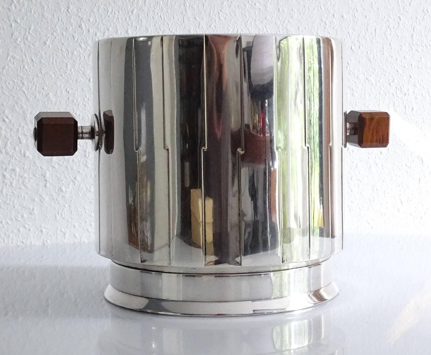 Large silver plated Art Deco Machine Age champagne ice bucket wine cooler modernist with optional lid by WMF. 

Indicated measurements are with lid on.

The Art Deco style name was derived from the exposition Internationale des Arts De´coratifs