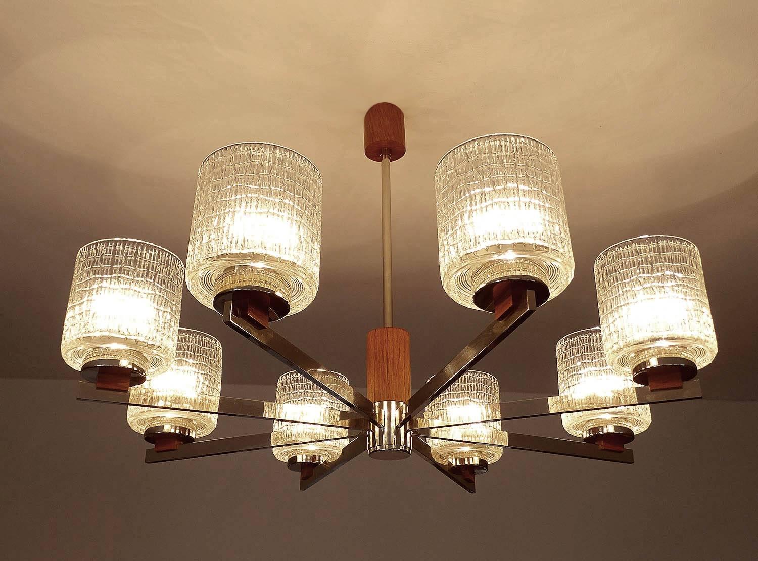 Very large chandelier, 1960s, featuring eight flat rectangular profiled chrome spokes with teak wood trim, heavy structured glass shades, overall high end quality light
18.9 in.H / 48 cmH
Diameter
31.5 in. (80 cm)
Eight standard size bulbs up to 60