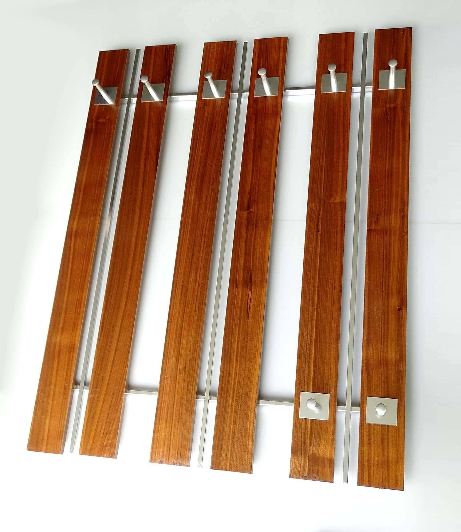Very large Danish Mid-Century coat rack, It is made of an aluminium structure with large rectangular wooden beam with Rosewood veneer , eight aluminum hooks (two of them on the lower level for bags)
Dimensions
H 40.16 in. x W 31.89 in. x D 7.88