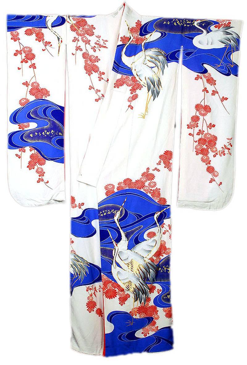 Absolutely stunning japanese crepe silk Kimono manufactured, circa 1960-1970 - Its design is exceptionally impressive! 
Featuring serigraphed cranes with gold thread trim,  water pond and chrysanthemum flowers, white background, the cranes are