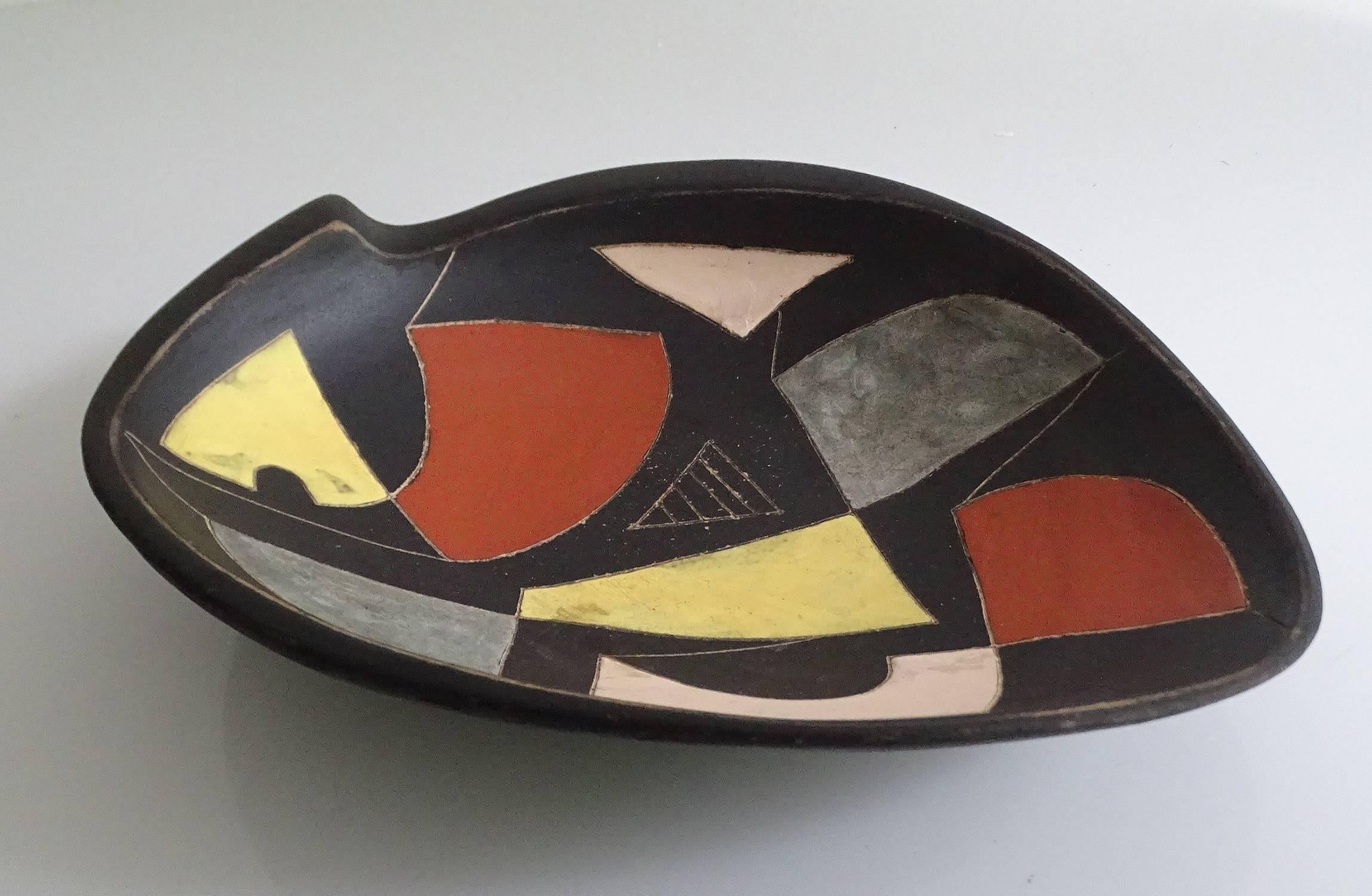 1950s Mid-Century hand-painted ceramic bowl with abstract patterns in the manner of Peter Orlando, the bowl itself has an overall organic leaf shape
2.76 in. H x 11.81 in. W x 9.25 in. D
7 cm H x 30 cm W x 24 cm D