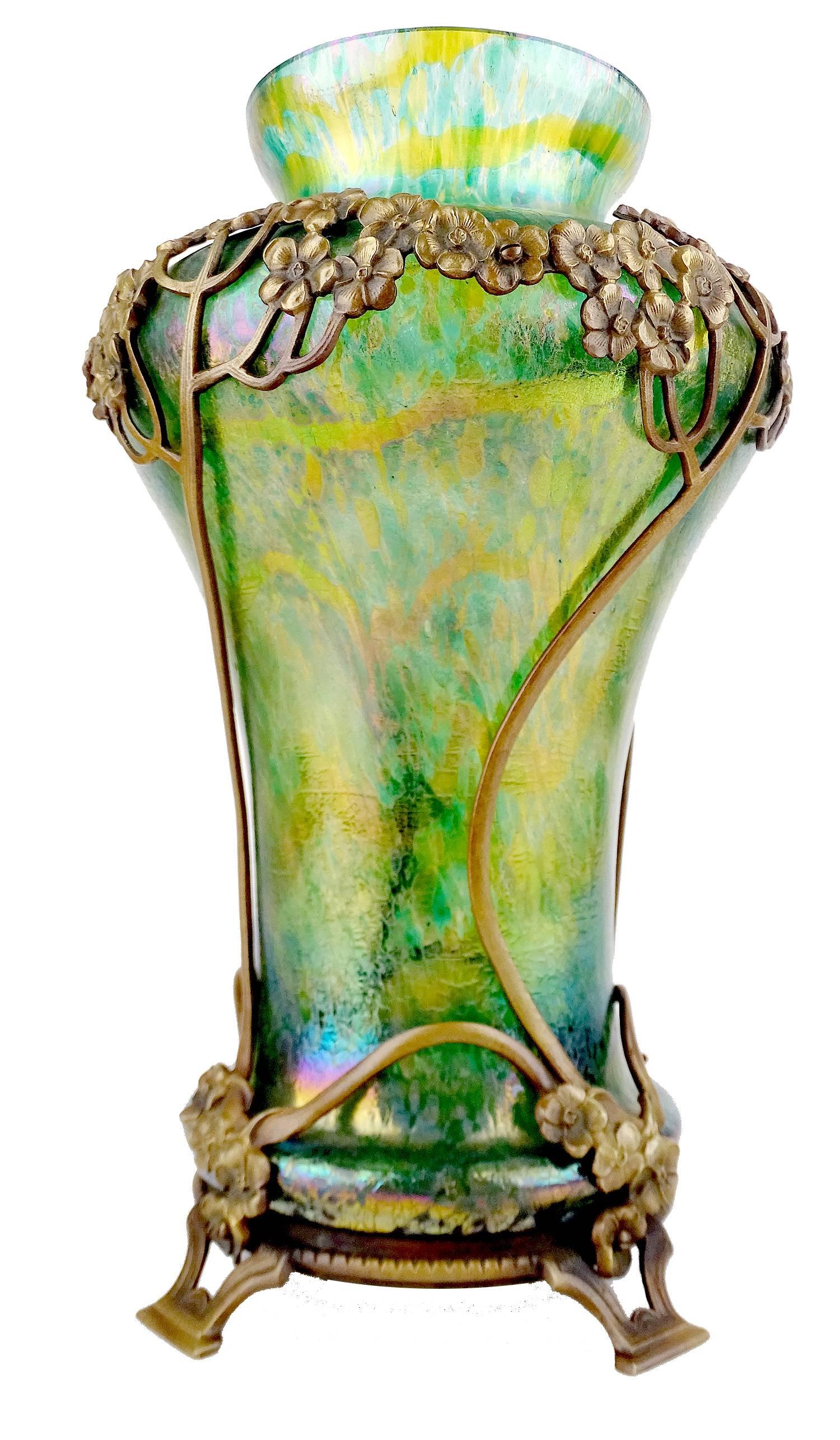 Exceptionnal  Art Nouveau glass vase with bronze overlay by Kralik, circa 1900.
Yellow and turquoise-green iridescent glass, with purple reflects. Embedded into a bronze setting decorated with hydrangea flowers.

Known also in Europe as Jugendstil
