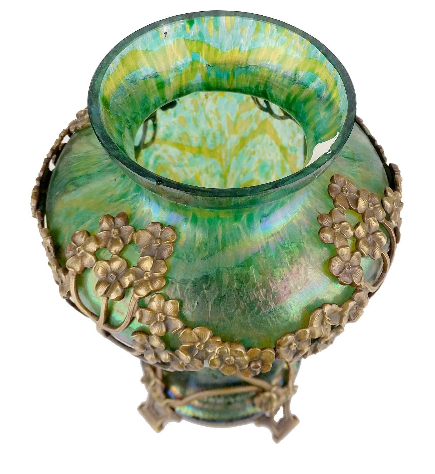 Art Nouveau Kralik Glass Vase with Flower Bronze Overlay, 1900s, Tiffany Style (Österreichisch) im Angebot