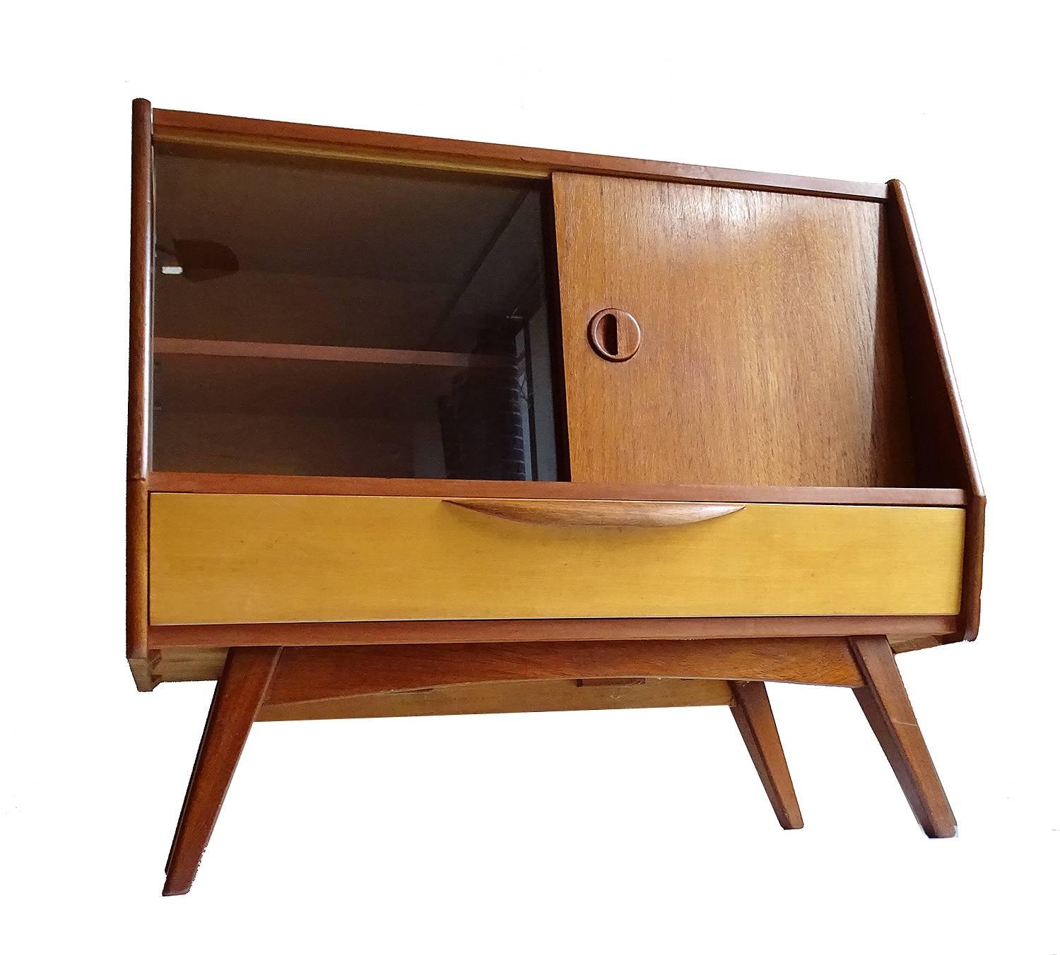 Middle size cabinet / sideboard, Danish Mid-Century Modern design from the Netherlands,
design by Louis van Teffelen, angular design with spayed legs, one large drawer, organic shaped handles.
Dimensions:
H 27.96 in. x W 31.5 in. x D 16.15 in.
H