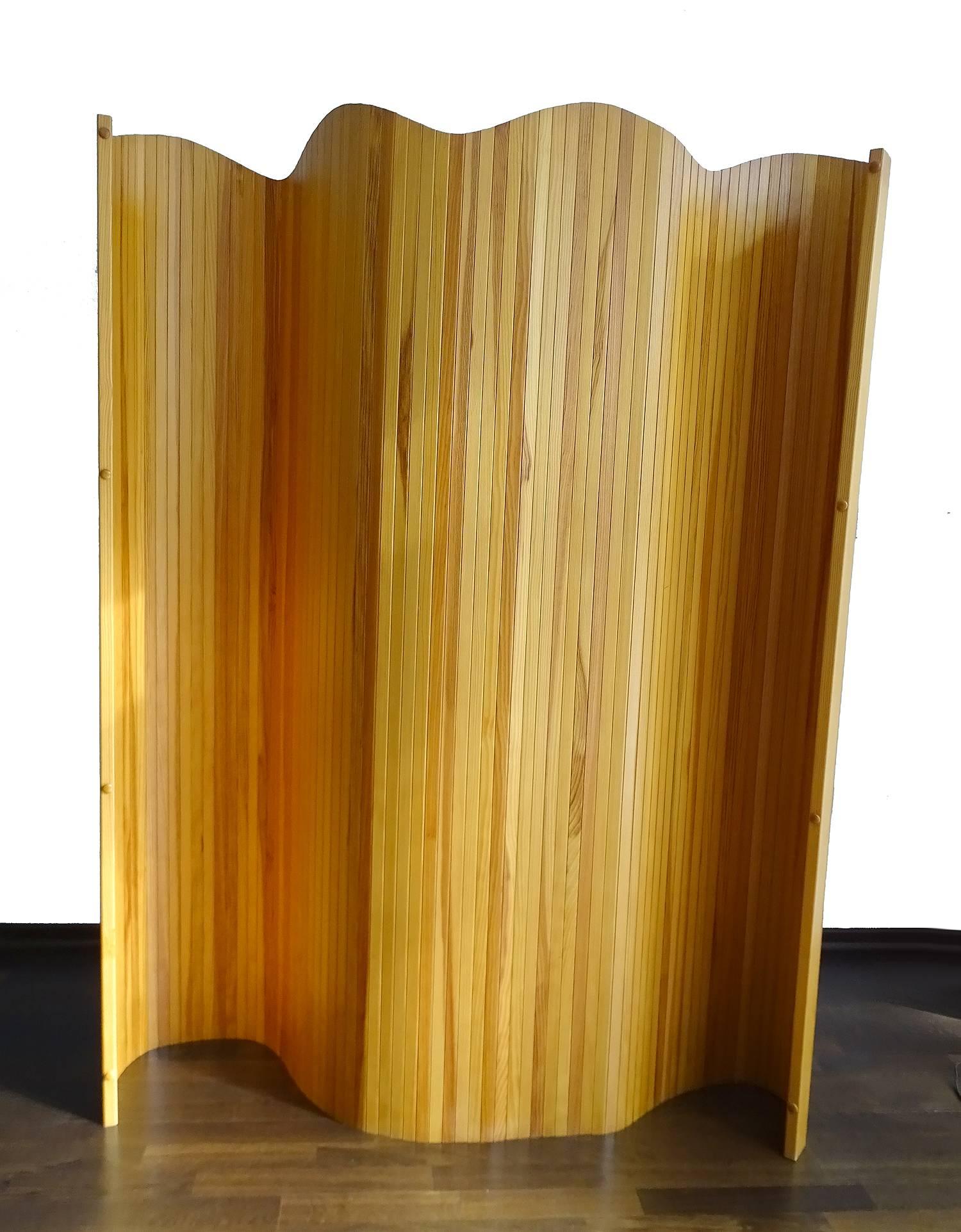 French Wood Tambour Divider  Screen,  1960s Modernist Undulating Design In Good Condition In Bremen, DE