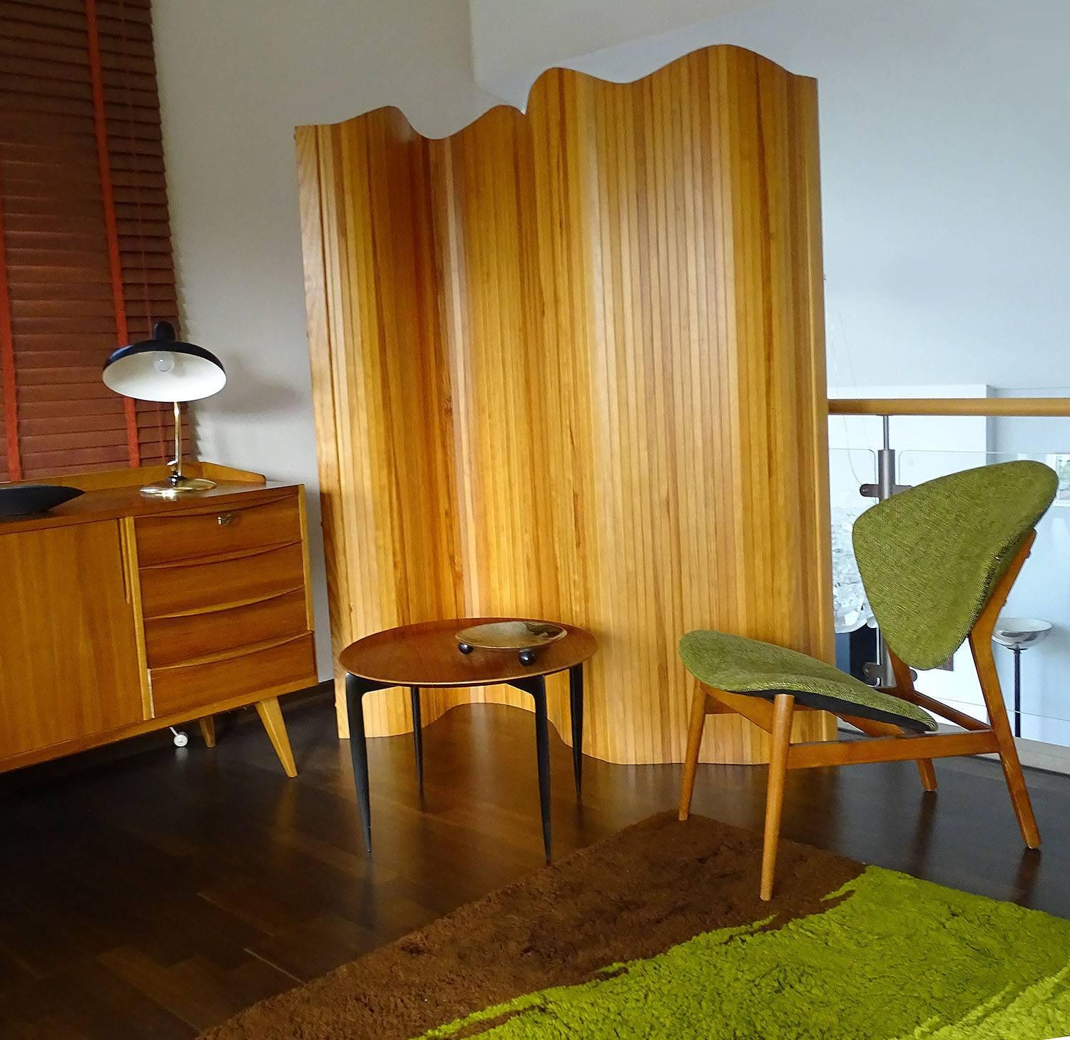 Original french Mid-Century undulating room divider / privacy screen, wooden tambour style made out of thin slats of alternating height and wood colour (mostly blond) to create a wave alike crest.


