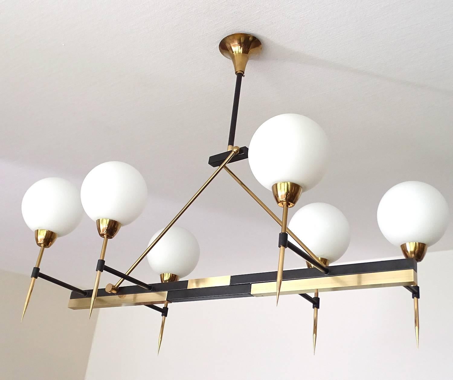 Very Large Linear Maison Arlus Glass Globes Chandelier Brass French Modernist In Excellent Condition In Bremen, DE
