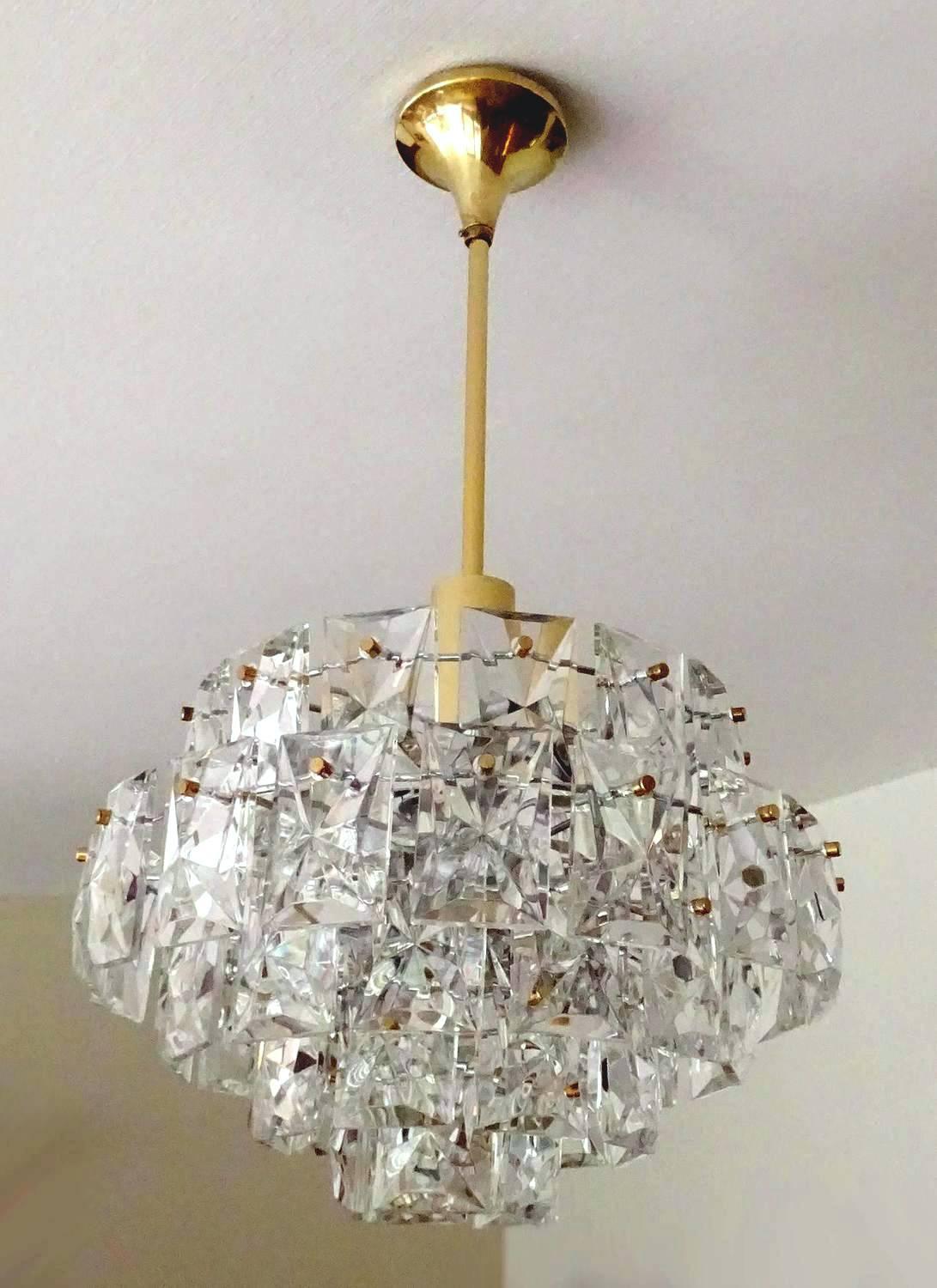 Large Kinkeldey chandelier with faceted square crystals, circa 1970, structure of chrome and brass.

Dimensions
28.74 in. H / 73 cm H
Diameter
16.54 in. (42 cm)

9 candelabra size, 40 watts each and 1 standard bulb, 60 watts 



Kinkeldey, a