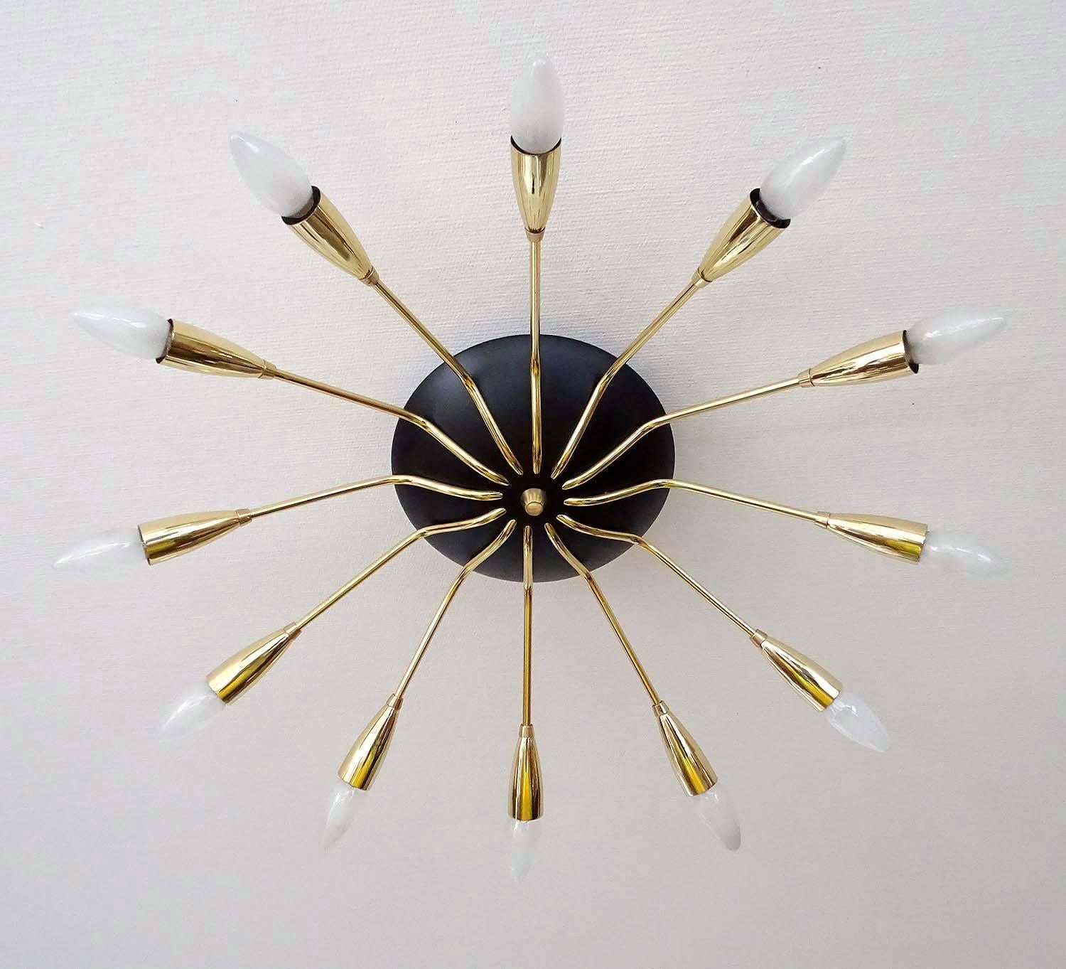 Large Mid-Century Sunburst Brass Chandelier, 1950s Design in Stilnovo Style In Excellent Condition In Bremen, DE