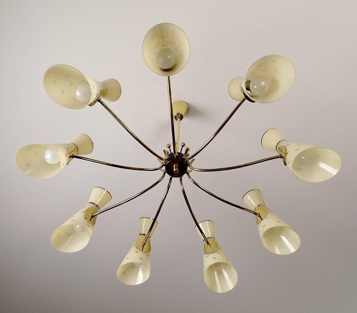 Mid Century Italian Diabolo Glass Brass Chandelier Pendant Light, Stilnovo Style (Mitte des 20. Jahrhunderts) im Angebot