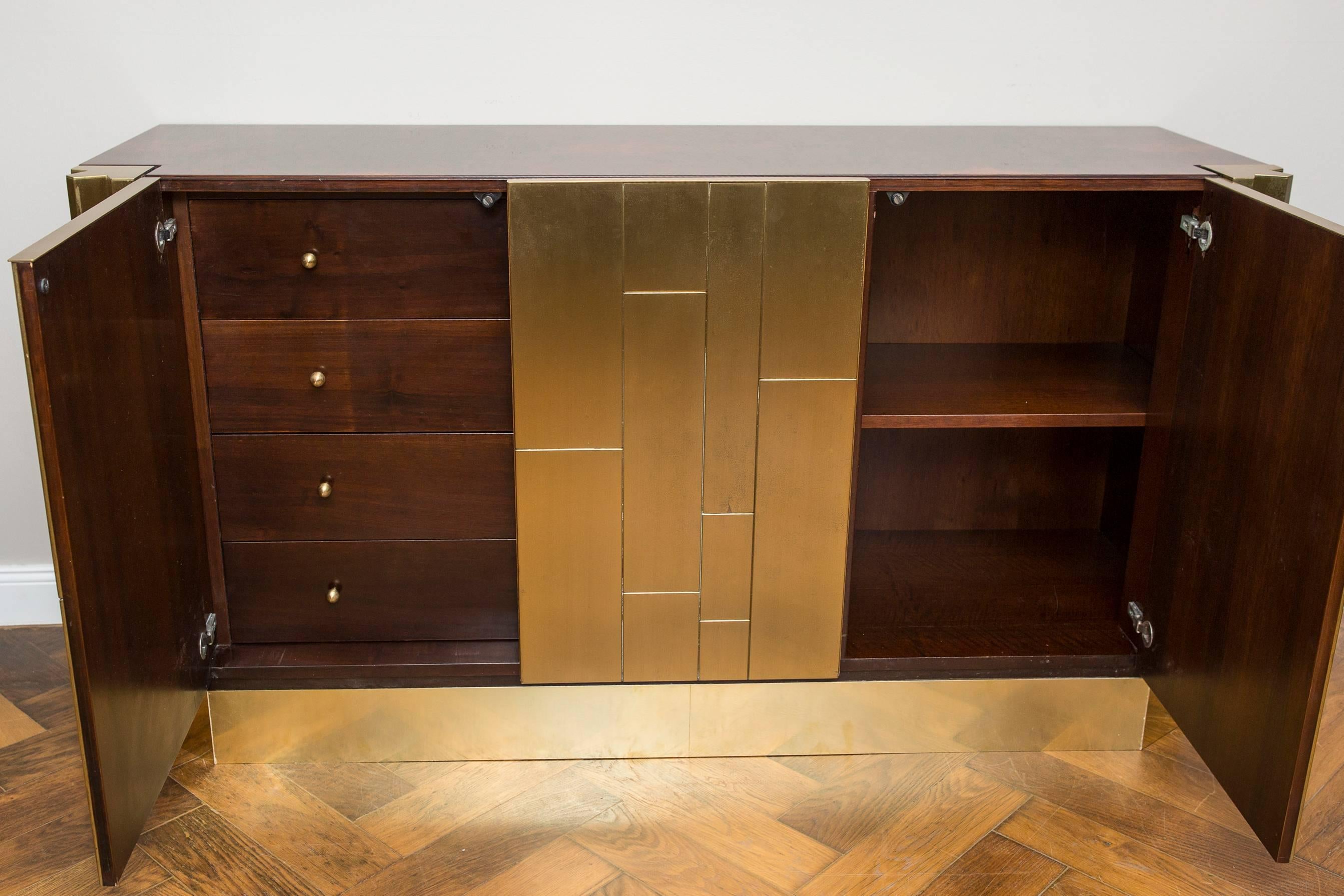 Elegant sideboard by Luciano Frigerio, Italy, circa 1970, Prod. Serie: Louis Radica, brass, rootwood veneer, wood. Two doors, inside four drawers and two shelfs.
Bibl.: Calalogo di produzione Frigerio anni ´70.