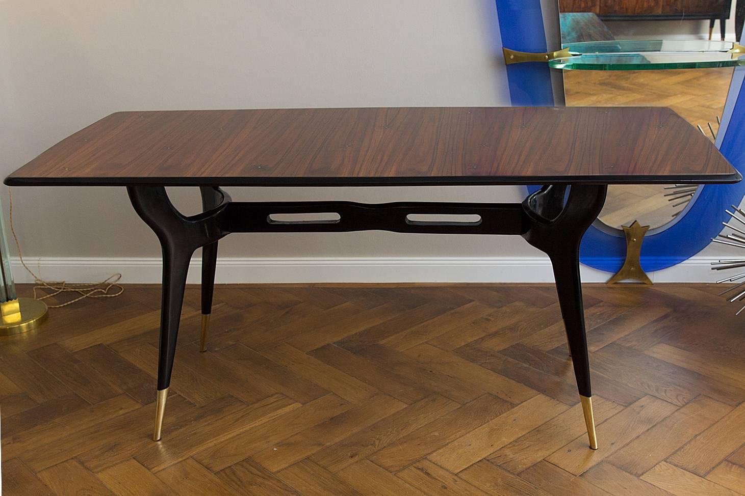 Very unusual amazing dining table, Italy, circa 1950, attributed to Ico Parisi, elegant organic shape, brass legs, rosewood veneer with black star and brass inlay, black shellac polished table edge. Organic shape black polished table legs. 
All in