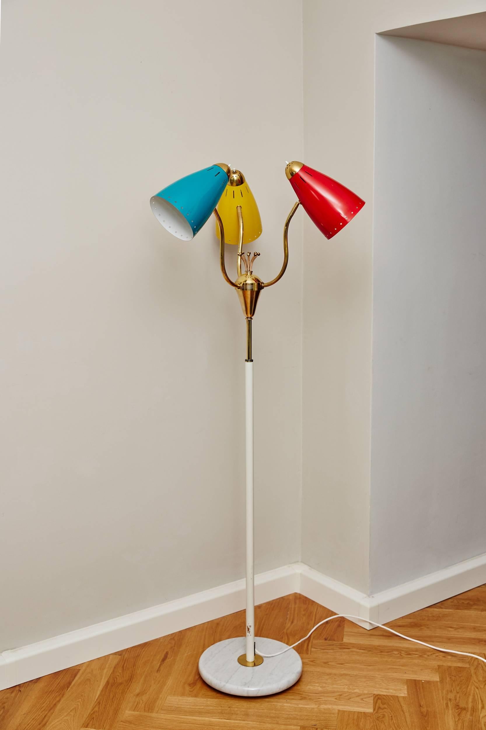 Elegant Floor Lamp attributed Arredoluce, Italy circa 1970, three-armed, adjustable lacquered metal shades in three colors, brass arms, brass applications, lacquered rod, adjustable brass rod from 145 cm to 220 cm, marble base, diameter 75 cm, lamp