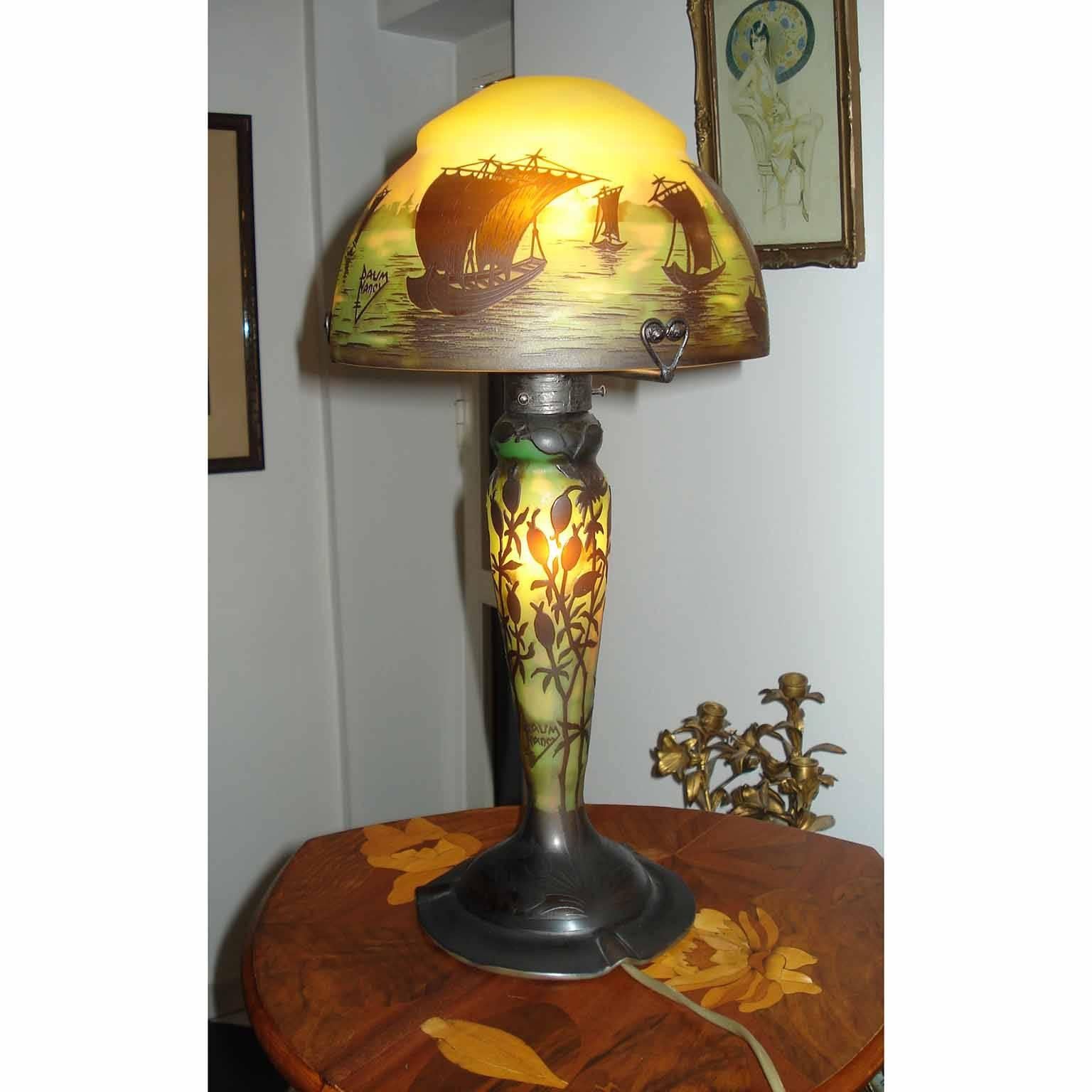 French Art Nouveau Daum Nancy cameo glass table lamp with boats landscape decor. Cameo signature on shade and on the foot.

Dimensions: 
Height 47 cm (18.5 in.), Shade diameter 23 cm (9.06 in.)

Excellent condition.