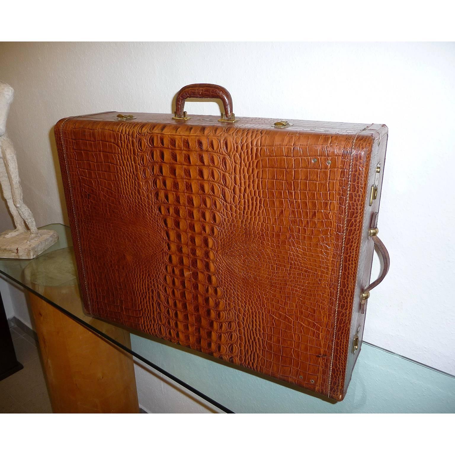 An Eveleigh alligator look vintage leather luggage, extremely decorative.
Light body covered with alligator patterned cow leather. Under the handle a brass plate with company logo. Luxury finish with compartment divisions. All straps and clasps are