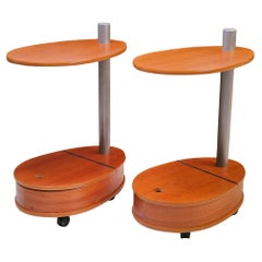 Paire de tables d'appoint vintage en bois de cerisier sur roulettes
