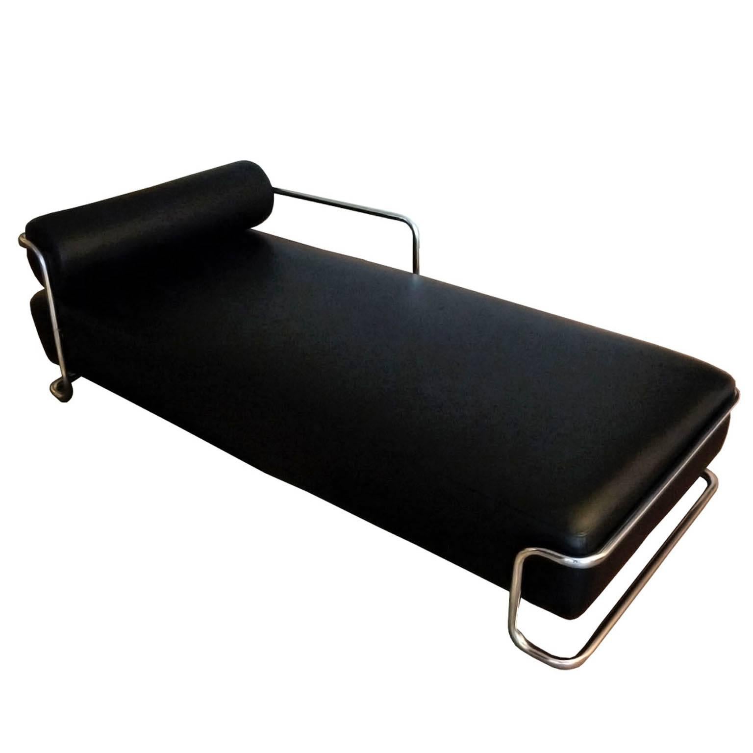 Steel frame lounge chair, France, circa 1932.

Very rare example of a modernist tubular steel chaise longue.
Edited by Thonet, attributed to Emile Guillot (architect).
Wooden frame upholstered with black leather.
Innerspring renewed.
Chromed